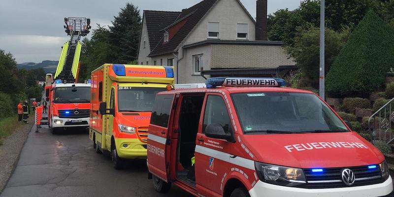 Feuerwehr als Traghilfe in Polle im Einsatz 